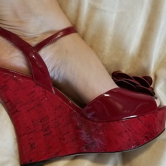 L.K.Bennett red edges floral shoe size 8-8 1/2 - Picture 2 of 11